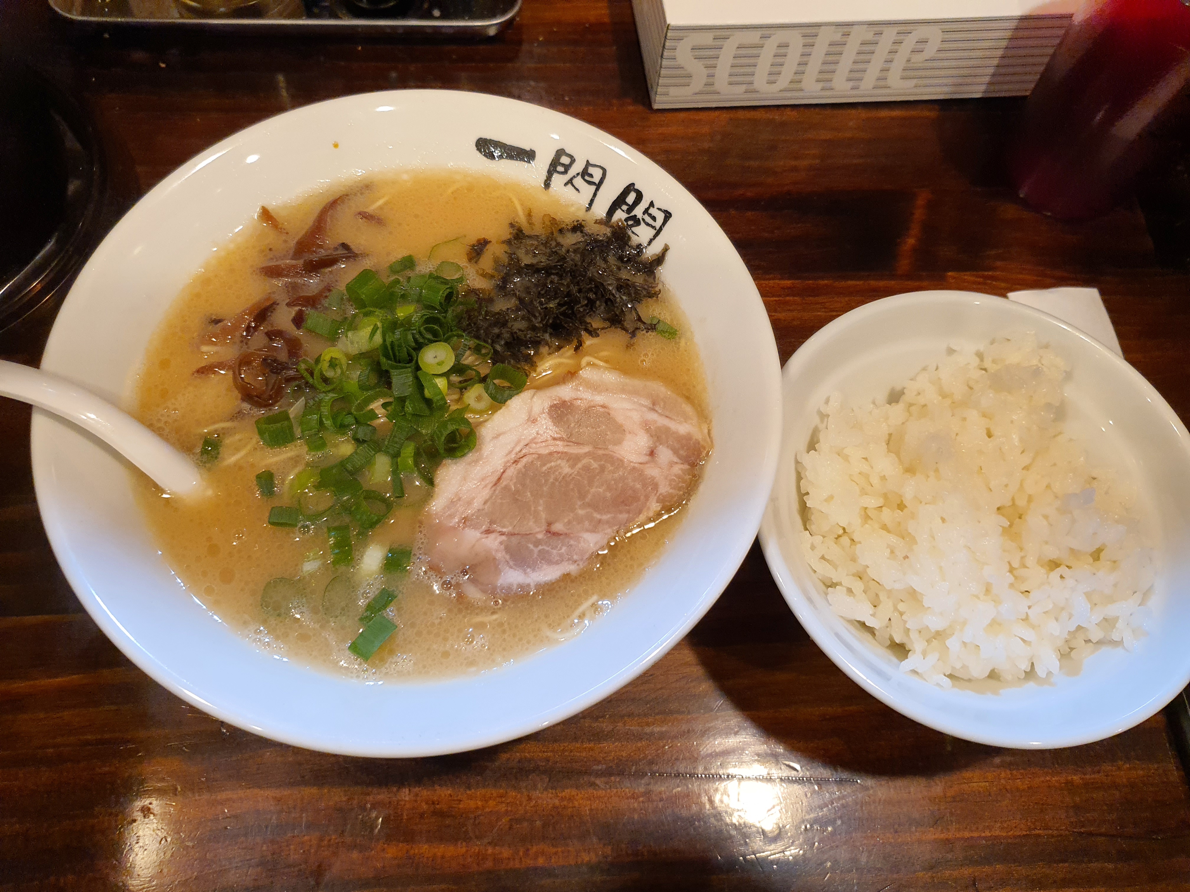 Tô Tonkotsu Ramen đậm đà béo ngậy với lát thịt xá xíu thơm ngon cuối ngày