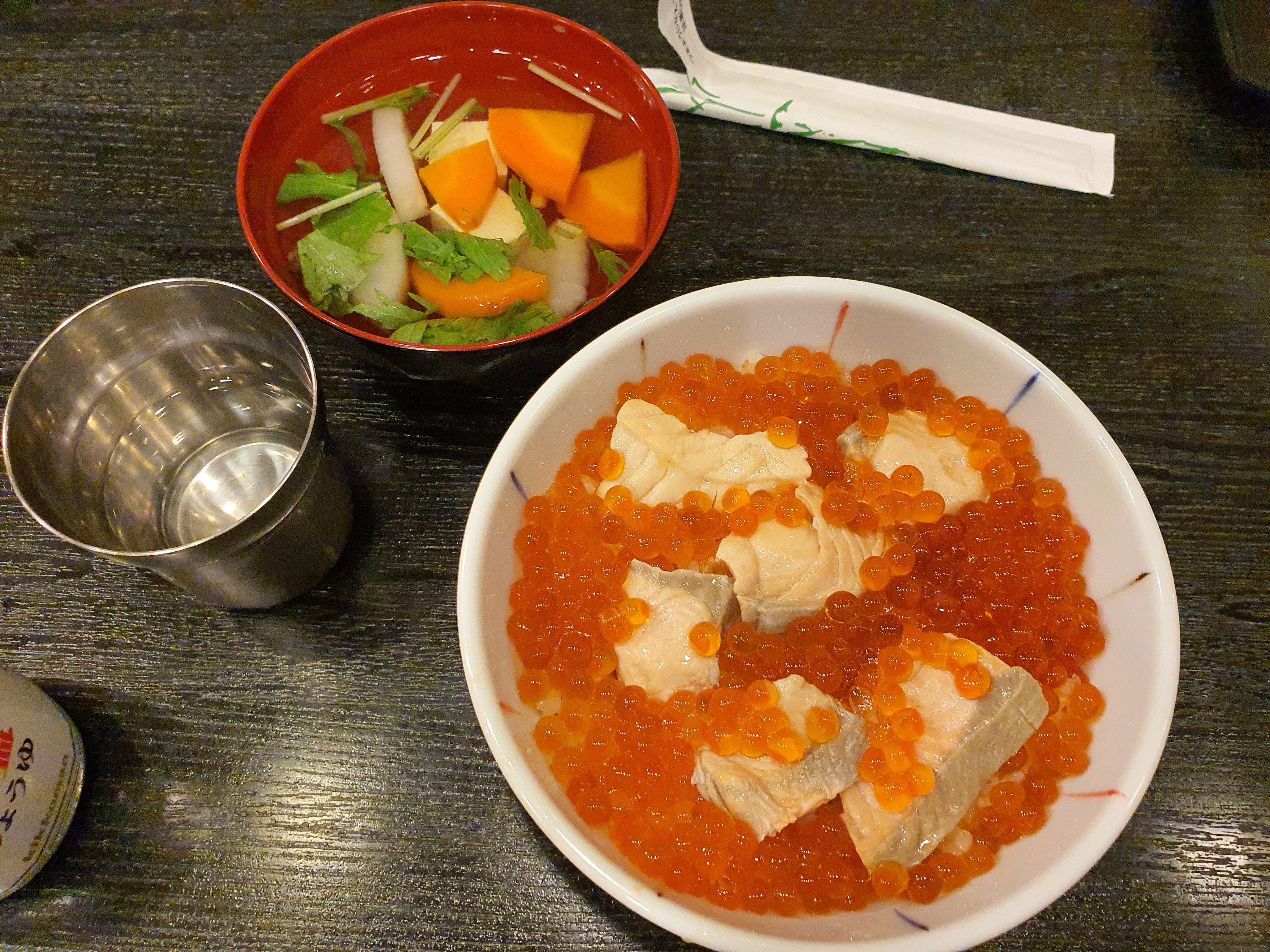 Cận cảnh phần cơm đặc sản Harako Meshi với những hạt cơm bóng bẩy phủ đầy thịt cá hồi và trứng cá hồi tươi rói