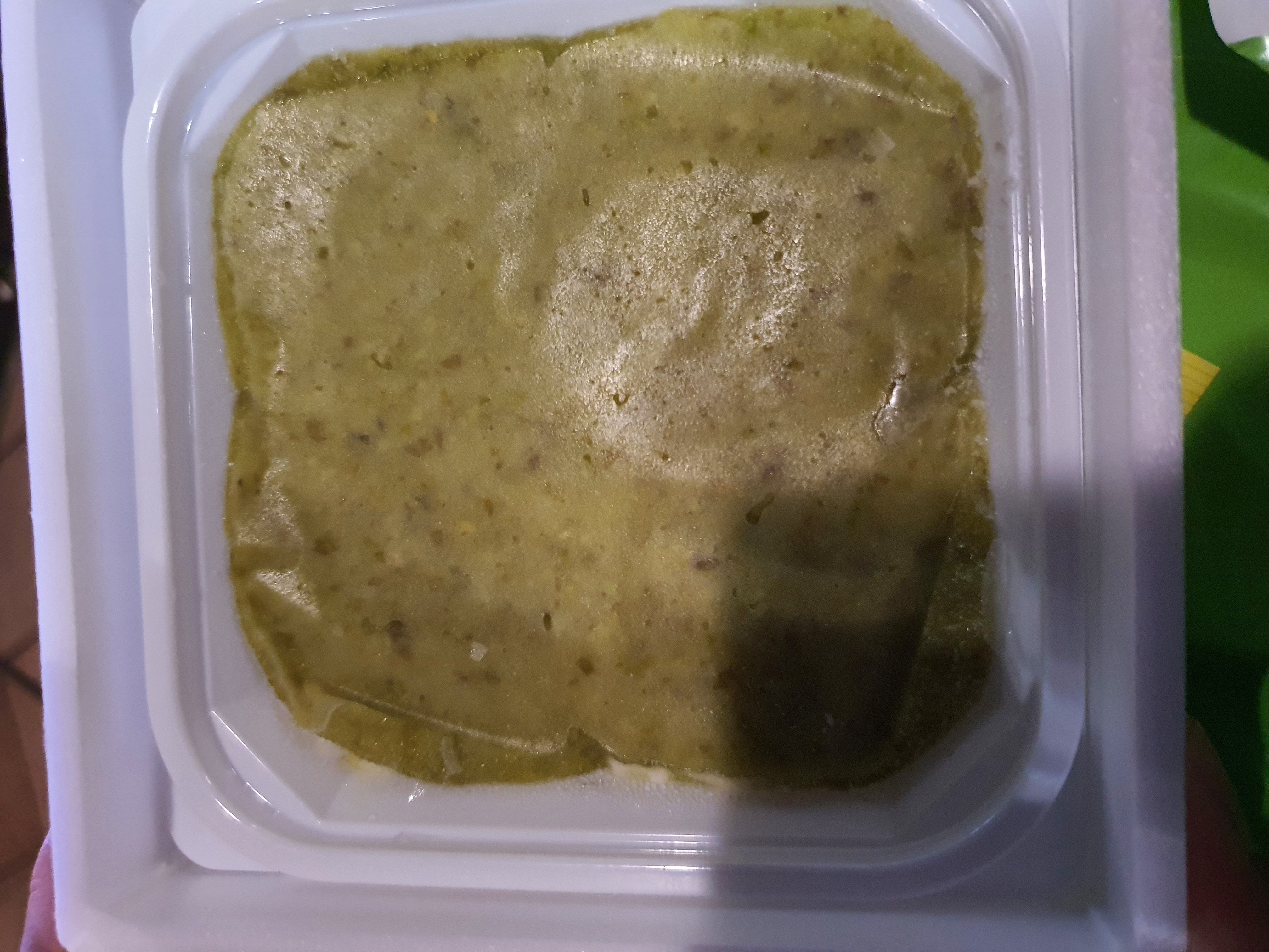 Cận cảnh chiếc bánh mochi dẻo quấn phủ đầy lớp đậu nành xanh mịn thơm ngon