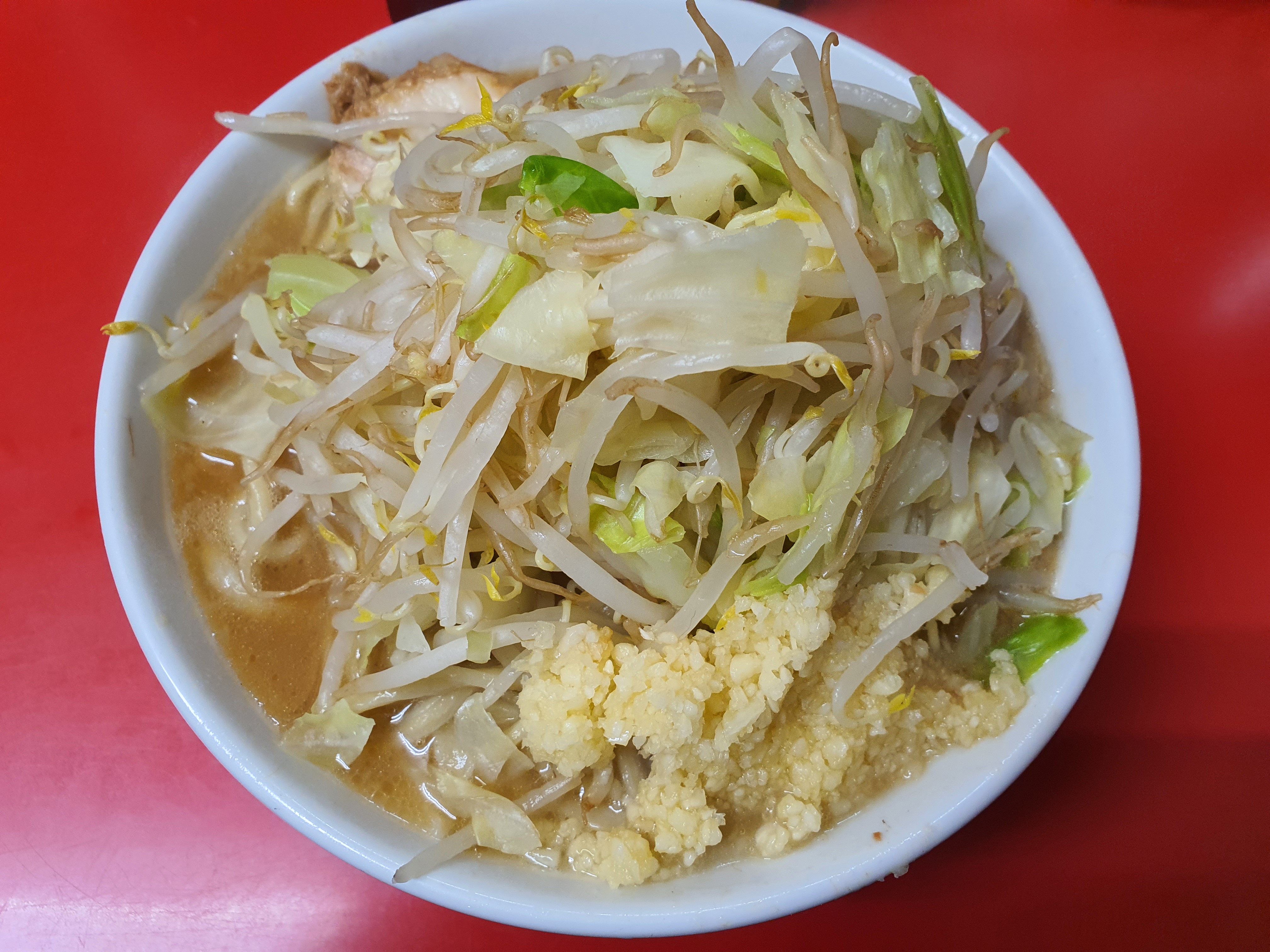 Tô mì Ramen kiểu Jiro khổng lồ với ngọn núi giá đỗ, bắp cải, thịt xá xíu dày và tỏi băm thơm nức