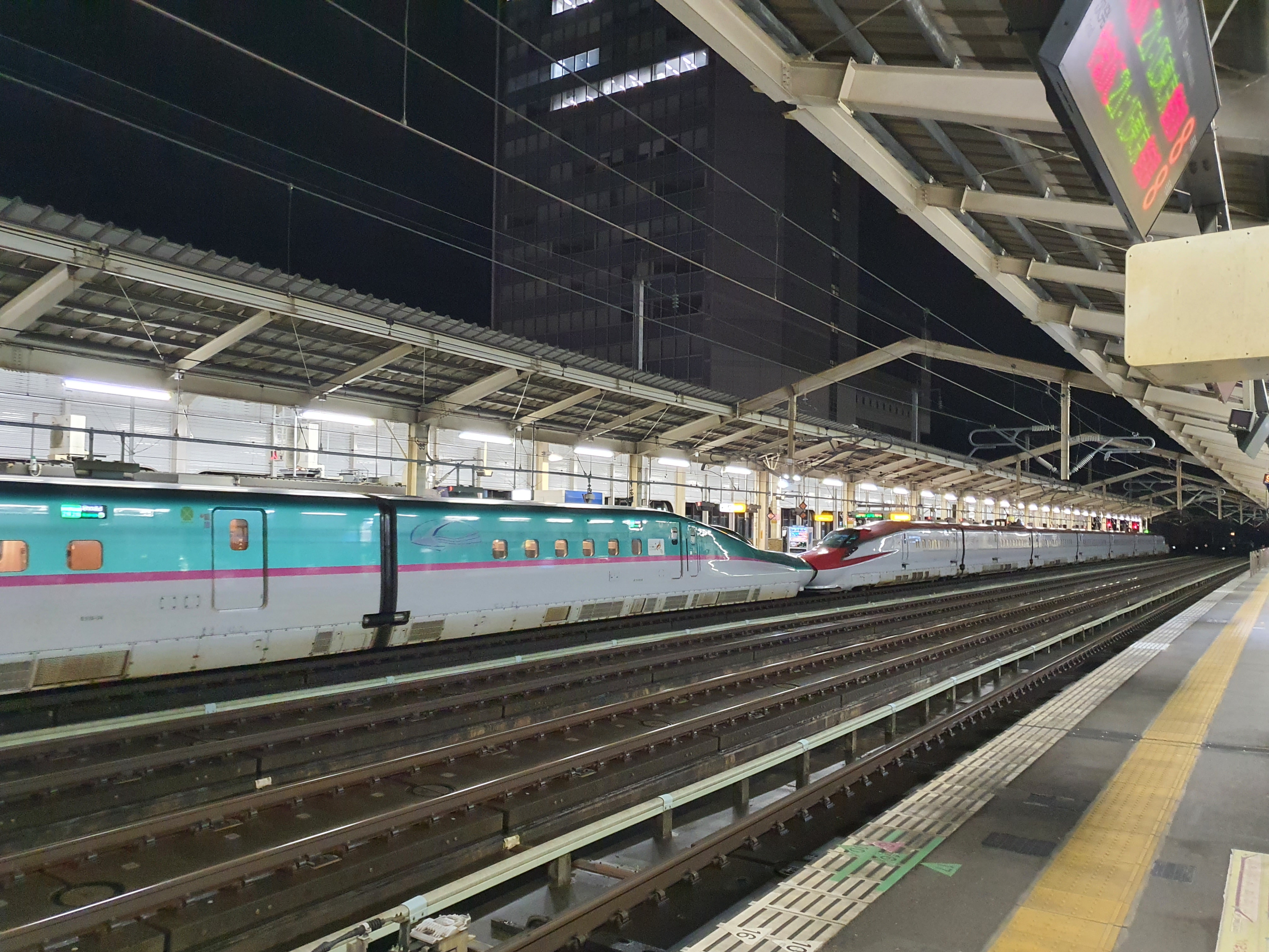 Tác giả đứng lặng lẽ ngắm nhìn sân ga Fukushima lúc chiều tà khi chờ tàu Shinkansen