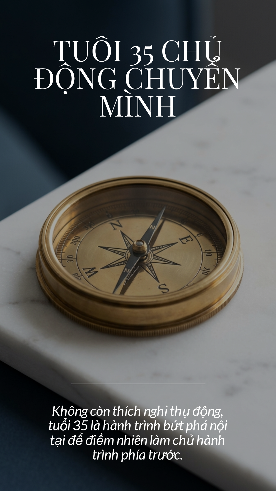 Một ly rượu vang đặt cạnh ô cửa sổ mờ sương đêm, biểu thị sự suy tư và chiêm nghiệm của tuổi 35
