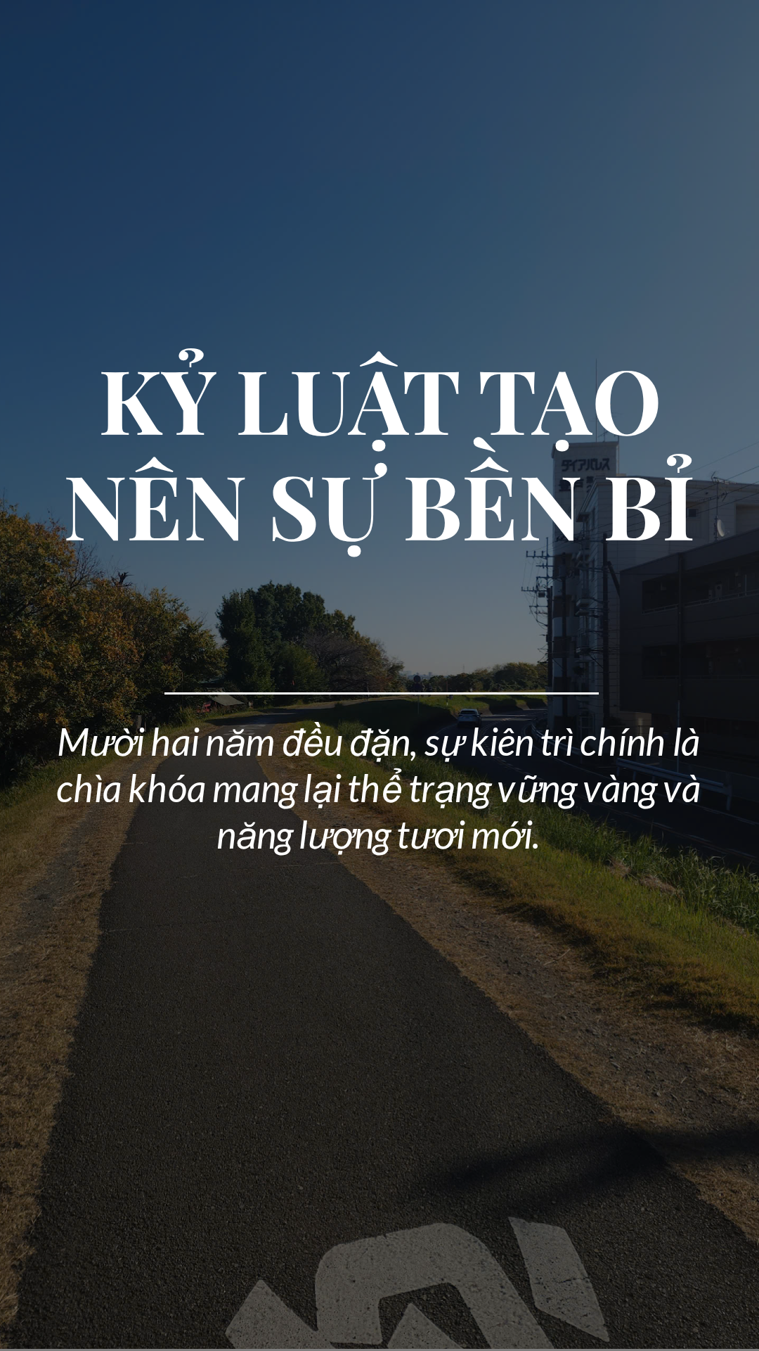Ảnh chụp từ phía sau một người đàn ông đang chạy bộ thong thả trên con đường vắng vào buổi sáng sớm, ánh mặt trời bắt đầu le lói phía chân trời